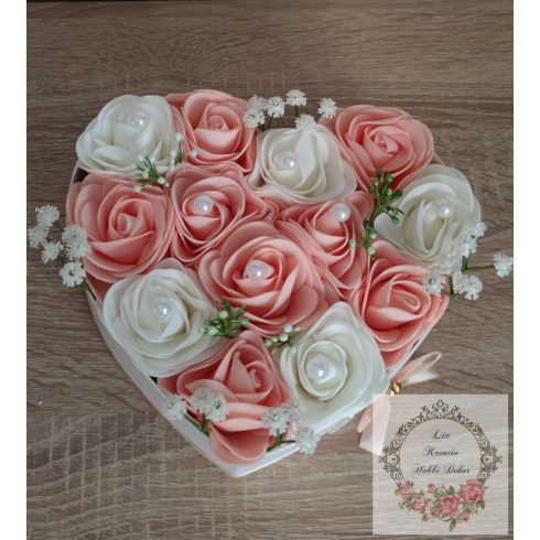 Szülőköszöntő szív alakú nagyméretű virágbox rózsaszín-fehér egyedi felirattal