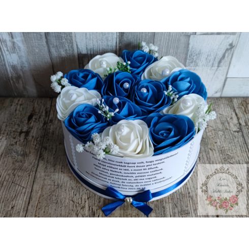 Szülőköszöntő virágbox egyedi szöveggel kék-fehér habrózsákkal