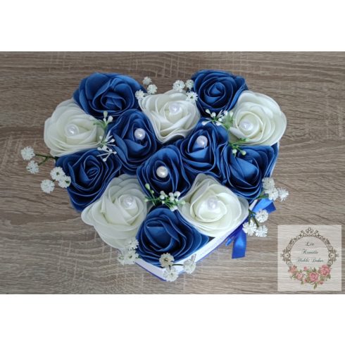 Szülőköszöntő szív alakú nagyméretű virágbox kék-fehér egyedi felirattal