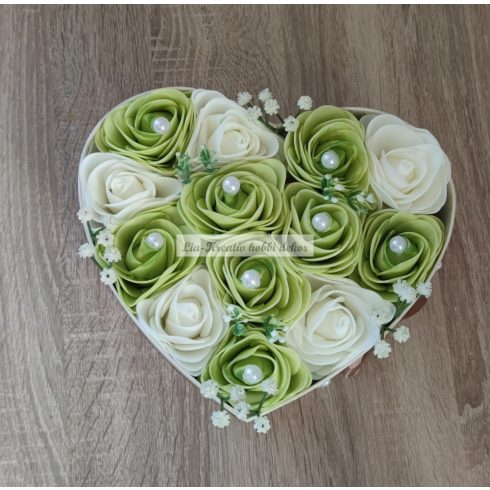 Szülőköszöntő szív alakú virágbox zöld-tört fehér habrózsákkal 