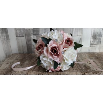 Menyasszonyi csokor selyem rózsából